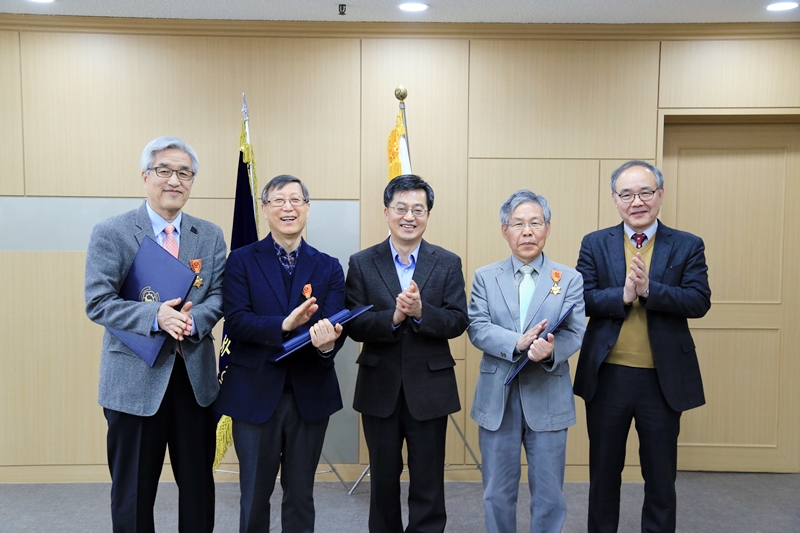 퇴임교원에 대한 정부포상 시상식 열려