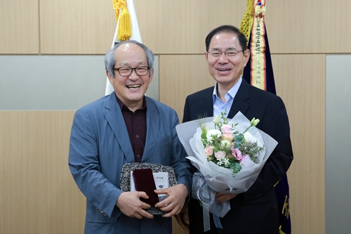 최홍근 교수, 발전기금 1천만원 기부