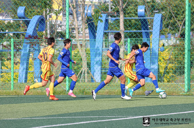 [사진: 아주대학교 축구부 프런트]